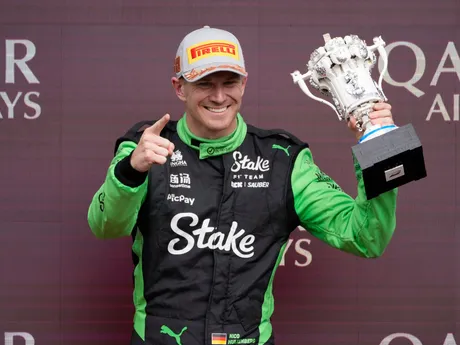 Nico Hülkenberg oslavuje na pódiu tretie miesto po Veľkej cene Veľkej Británie.