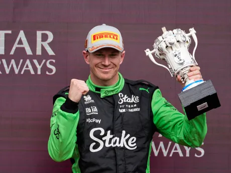 Nico Hülkenberg oslavuje na pódiu tretie miesto po Veľkej cene Veľkej Británie.