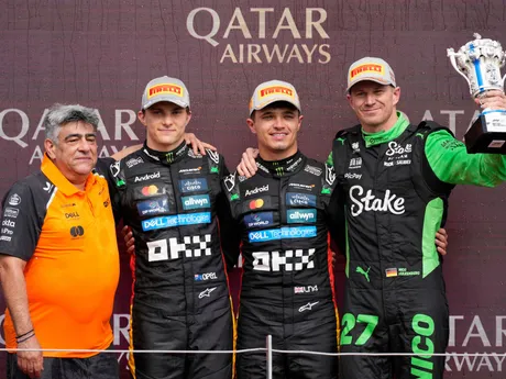 Zľava Oscar Piastri, Lando Norris a Nico Hülkenberg na pódiu F1 na Veľkej cene Veľkej Británie.