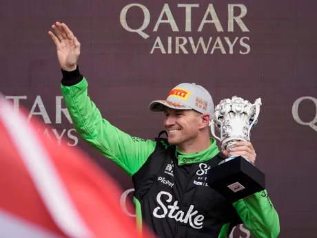 Nico Hülkenberg na pódiu F1 na Veľkej cene Veľkej Británie.