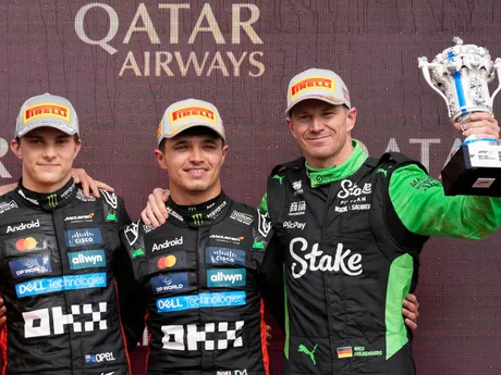 Zľava Oscar Piastri, Lando Norris a Nico Hülkenberg na pódiu F1 na Veľkej cene Veľkej Británie.