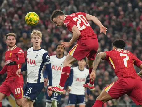 Diogo Jota hlavičkuje v záase Liverpool FC - Tottenham Hotspur v semifinále anglického Ligového pohára vo februári 2025.