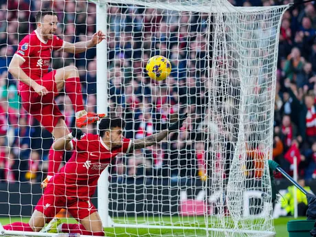 Luis Diaz (dole) a Diogo Jota oslavujú gól v zápase Liverpool FC - Burnley FC v Premier League vo februári 2024.