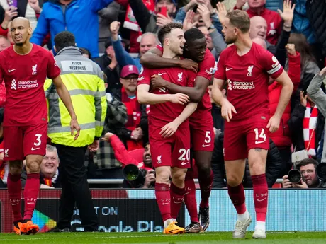 Diogo Jota sa so spoluhráčmi teší po góle v zápase Liverpool FC - Tottenham Hotspur v Premier League v apríli 2023.