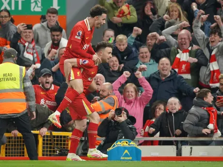 Diogo Jota (dole) a Curtis Jones sa tešia po strelenom góle v zápase Liverpool FC - Everton FC v Premier League v apríli 2025.