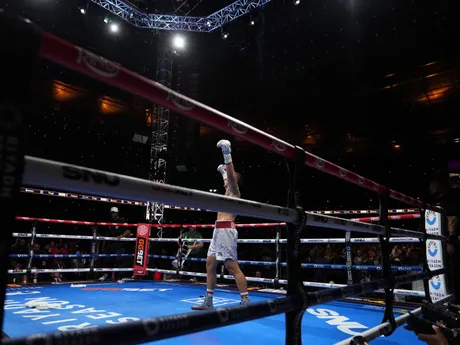 Oleksandr Usyk oslavuje víťazstvo nad Danielom Duboisom.