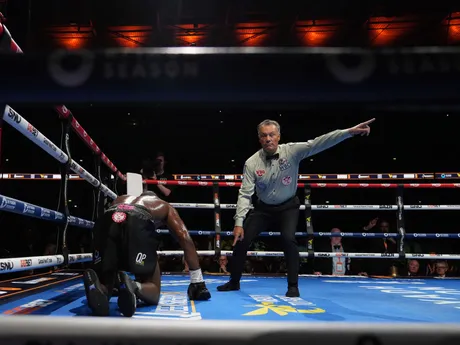 Daniel Dubois po knockoute od Oleksandra Usyka.