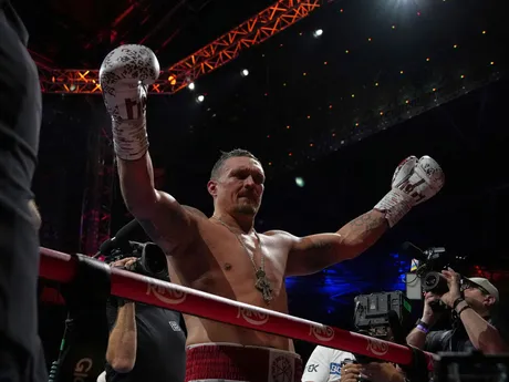 Oleksandr Usyk oslavuje víťazstvo nad Danielom Duboisom.