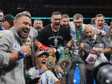 Oleksandr Usyk aj s tímom oslavuje víťazstvo nad Danielom Duboisom.