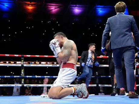 Oleksandr Usyk oslavuje víťazstvo nad Danielom Duboisom.