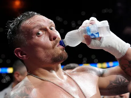 Oleksandr Usyk oslavuje víťazstvo nad Danielom Duboisom.