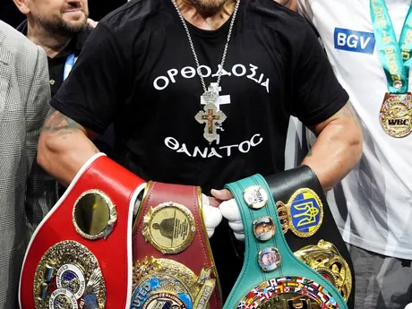 Oleksandr Usyk oslavuje víťazstvo nad Danielom Duboisom.