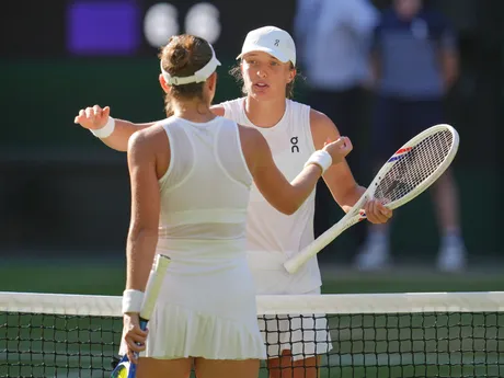 Iga Swiateková a Amanda Anisimovová po finálovom zápase vo Wimbledone 2025.