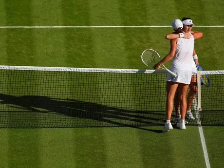 Iga Swiateková a Amanda Anisimovová po finálovom zápase vo Wimbledone 2025.