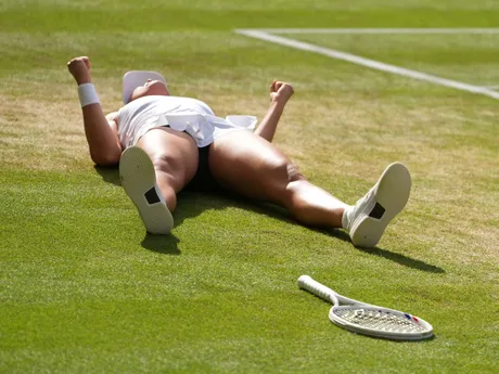 Iga Swiateková reaguje po víťazstve vo finále Wimbledonu 2025.