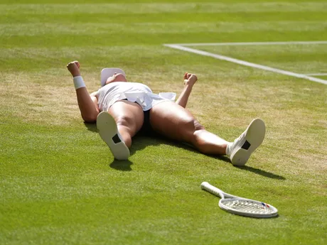 Iga Swiateková reaguje po víťazstve vo finále Wimbledonu 2025.