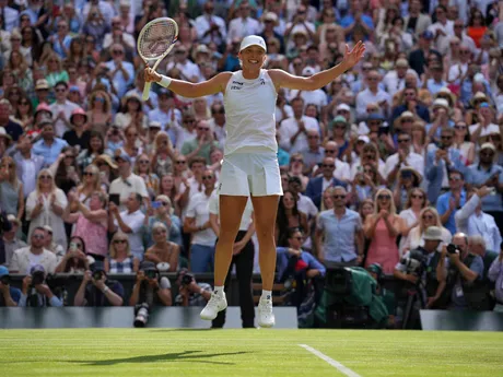 Iga Swiateková reaguje po víťazstve vo finále Wimbledonu 2025.