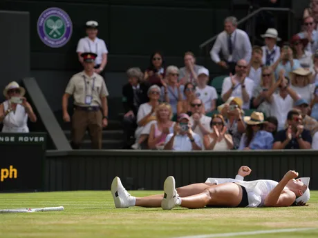 Iga Swiateková reaguje po víťazstve vo finále Wimbledonu 2025.