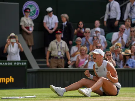 Iga Swiateková reaguje po víťazstve vo finále Wimbledonu 2025.