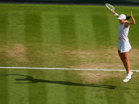 Iga Swiateková reaguje po víťazstve vo finále Wimbledonu 2025.