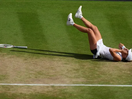 Iga Swiateková reaguje po víťazstve vo finále Wimbledonu 2025.