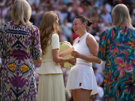 Amanda Anisimovová dostáva trofej od princeznej Kate po finále Wimbledonu 2025.