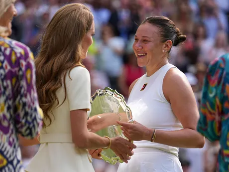 Amanda Anisimovová dostáva trofej od princeznej Kate po finále Wimbledonu 2025.