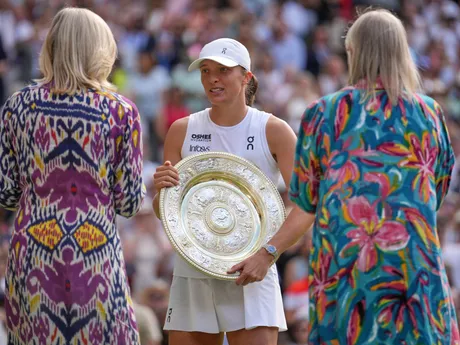Iga Swiateková s trofejou po víťazstve vo finále Wimbledonu 2025.