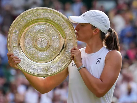 Iga Swiateková s trofejou po víťazstve vo finále Wimbledonu 2025.