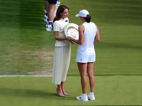 Iga Swiateková dostáva trofej od princeznej Kate po víťazstve vo finále Wimbledonu 2025.