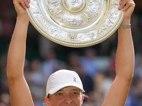 Iga Swiateková s trofejou po víťazstve vo finále Wimbledonu 2025.