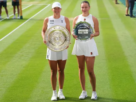 Iga Swiateková a Amanda Anisimovová s trofejami po finále Wimbledonu 2025.