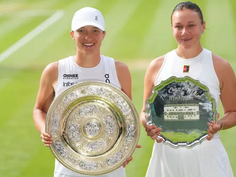 Iga Swiateková a Amanda Anisimovová s trofejami po finále Wimbledonu 2025.