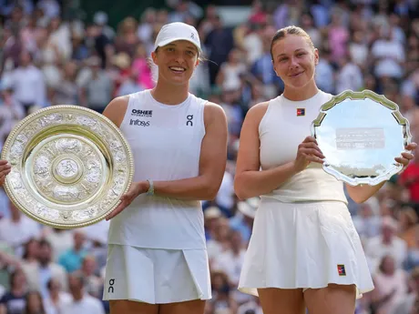 Iga Swiateková a Amanda Anisimovová s trofejami po finále Wimbledonu 2025.