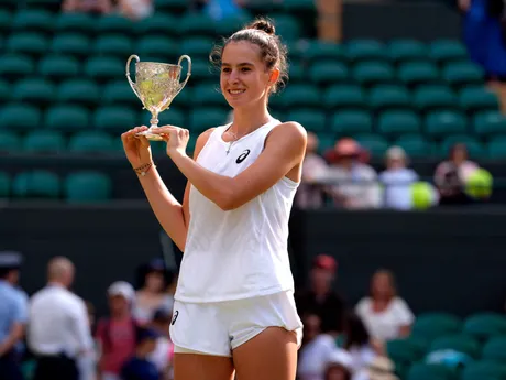 Mia Pohánková s trofejou po víťazstve vo finále juniorskej dvojhry na grandslamovom turnaji Wimbledon 2025.