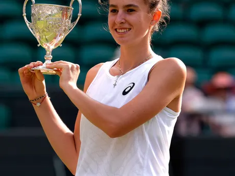 Mia Pohánková s trofejou po víťazstve vo finále juniorskej dvojhry na grandslamovom turnaji Wimbledon 2025.