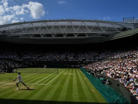 Momentka zo zápasu Jannik Sinner - Carlos Alcaraz vo finále Wimbledonu 2025.