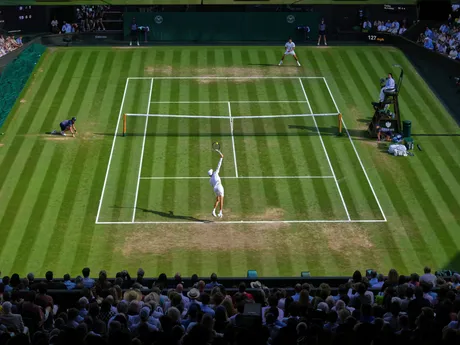 Momentka zo zápasu Jannik Sinner - Carlos Alcaraz vo finále Wimbledonu 2025.