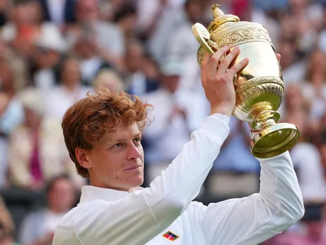 Jannik Sinner s trofejou po víťazstve vo Wimbledone 2025.