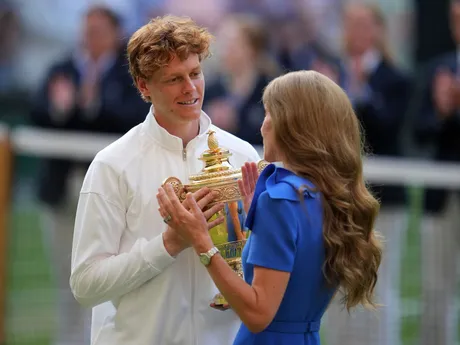 Jannik Sinner dostáva trofej od princeznej Kate po víťazstve vo Wimbledone 2025.