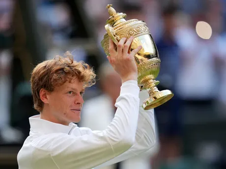 Jannik Sinner s trofejou po víťazstve vo Wimbledone 2025.