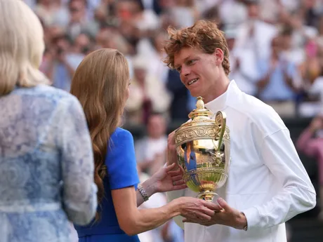 Jannik Sinner dostáva trofej od princeznej Kate po víťazstve vo Wimbledone 2025.