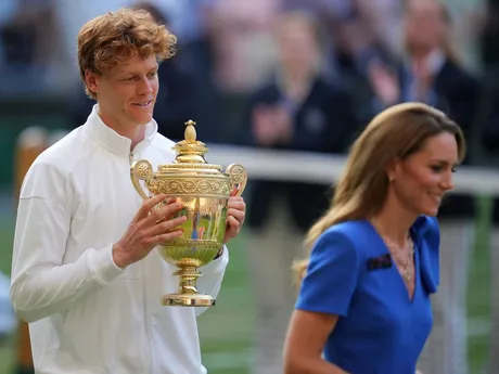 Jannik Sinner s trofejou po víťazstve vo Wimbledone 2025.