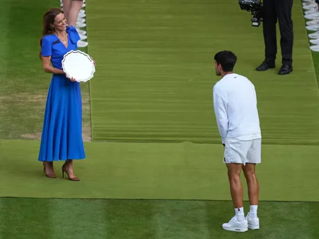 Carlos Alcaraz dostáva trofej od princeznej Kate po finále Wimbledonu 2025.