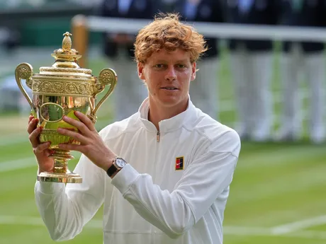 Jannik Sinner s trofejou po víťazstve vo Wimbledone 2025.