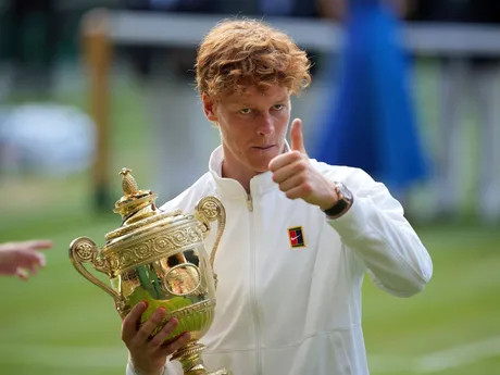 Jannik Sinner s trofejou po víťazstve vo Wimbledone 2025.