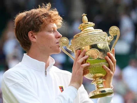Jannik Sinner s trofejou po víťazstve vo Wimbledone 2025.