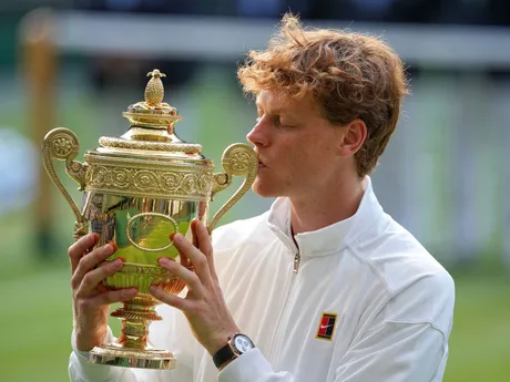 Jannik Sinner s trofejou po víťazstve vo Wimbledone 2025.