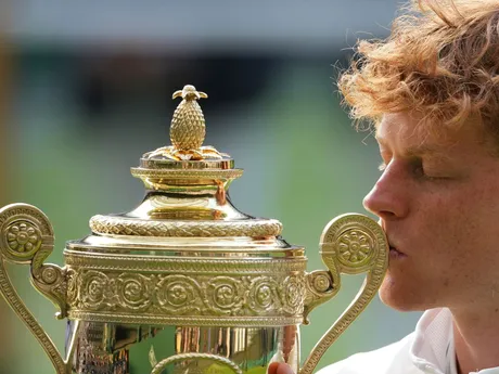 Jannik Sinner s trofejou po víťazstve vo Wimbledone 2025.