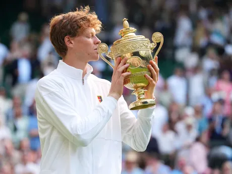 Jannik Sinner s trofejou po víťazstve vo Wimbledone 2025.